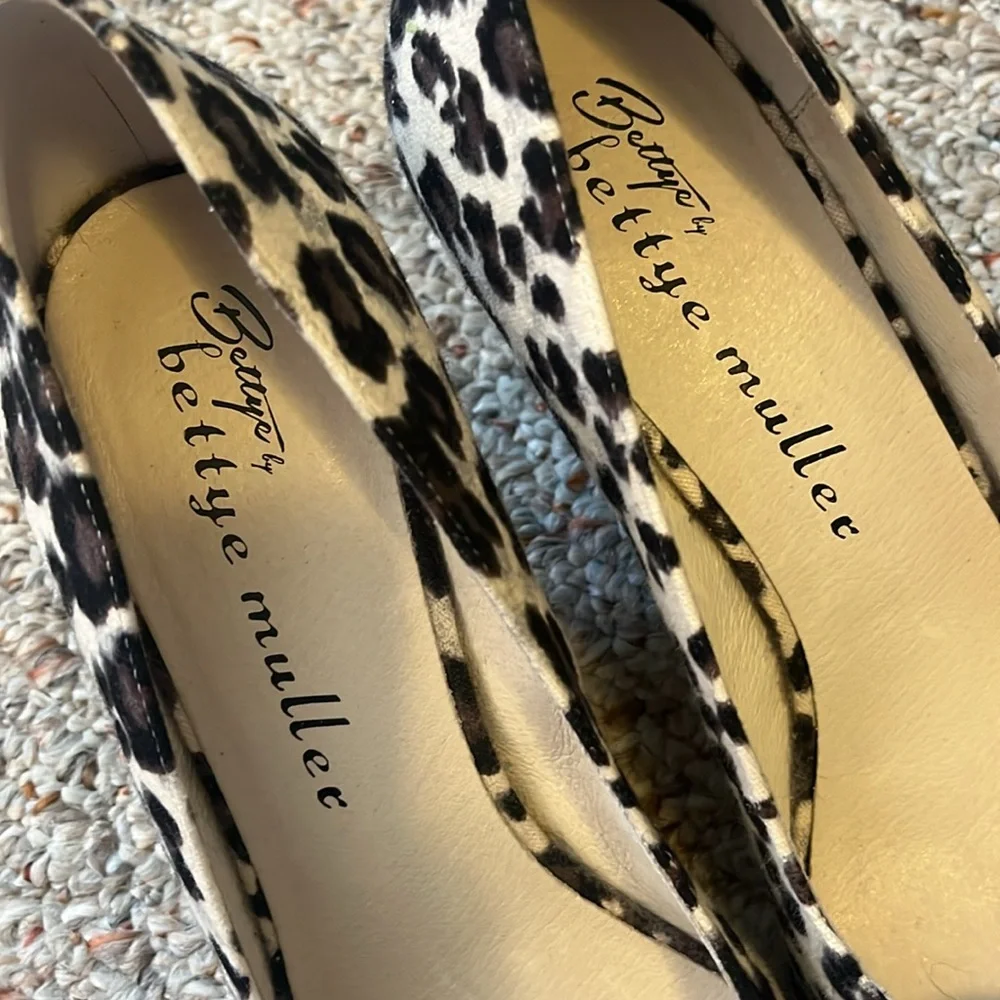 Bettye Muller Leopard Bow Heels Size 8